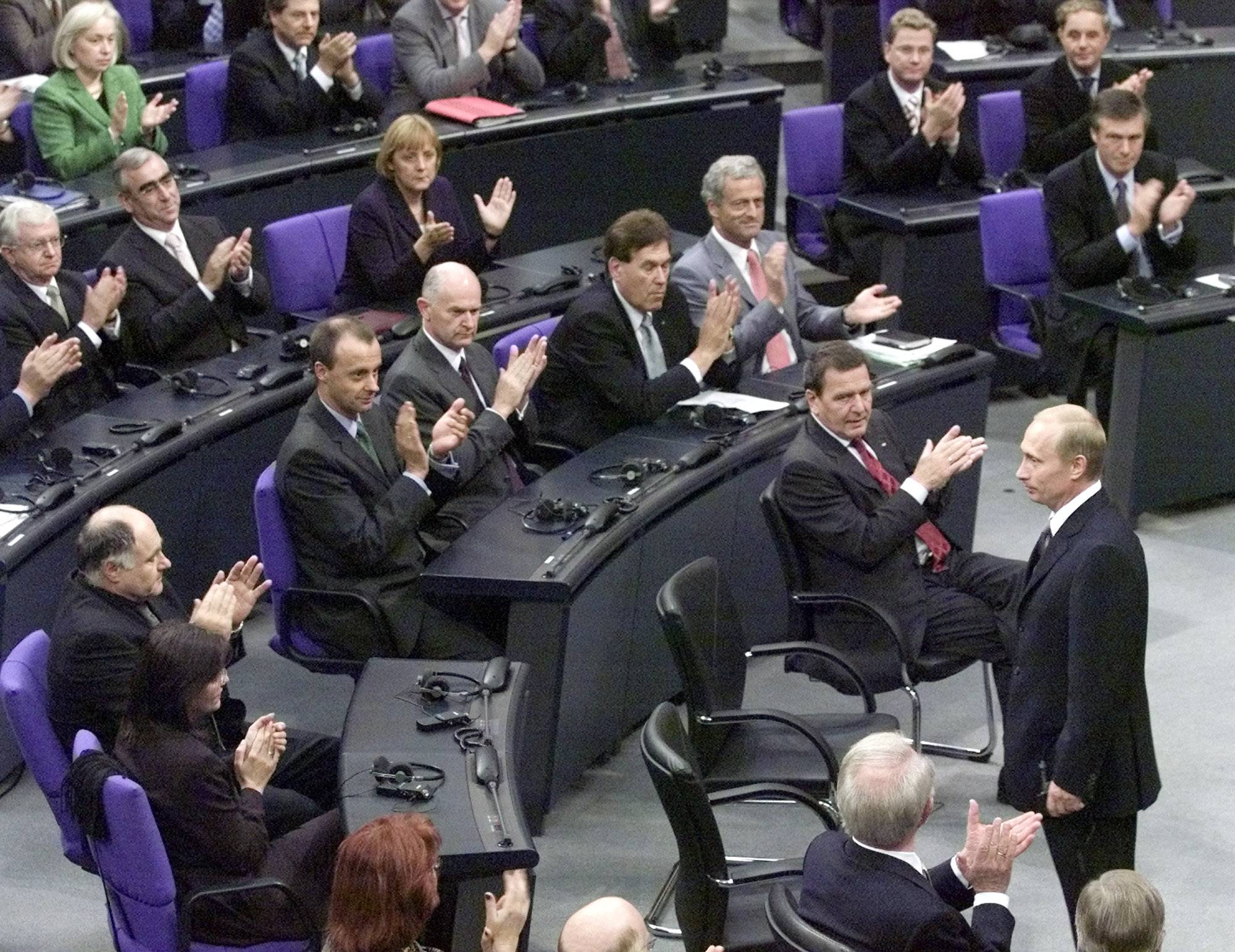 Реч на Путин в Бундестага 2001 г., на преден план се виждат Герхард Шрьодер (вдясно) и Фридрих Мерц (вляво), който тогава е председател на ПГ на ХДС/ХСС